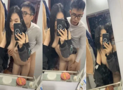 Cặp đôi sinh viên trẻ làm tình với nhau trước gương