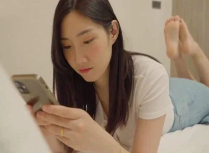 Cô ấy vụng trộm cùng anh nhân viên giao hàng
